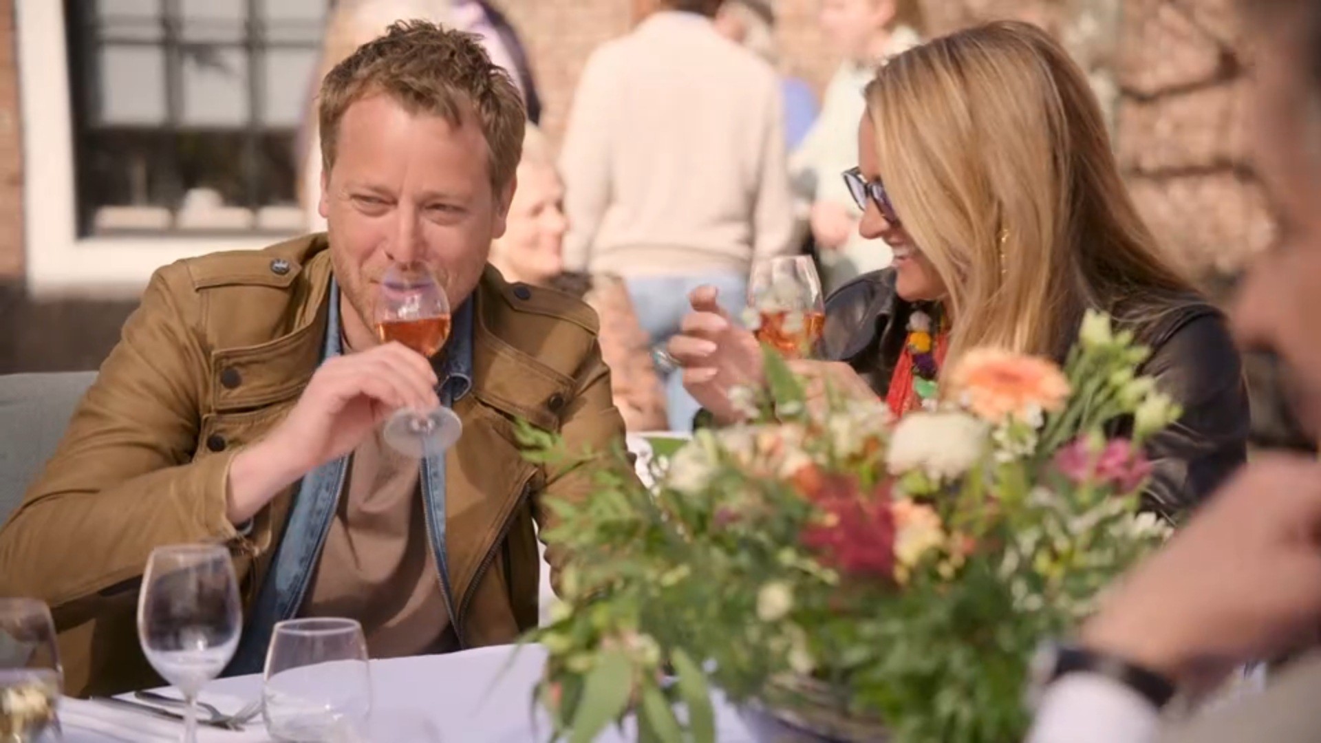 Charlie en Jack raken niet uitgepraat tijdens de lunch